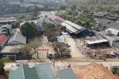 Điểm trường mầm non và nhà văn hóa bị ảnh hưởng bởi khói bụi và tiếng ồn từ một cơ sở sản xuất mật mía nằm liền kề. (Ảnh: Hữu Quyết/TTXVN)