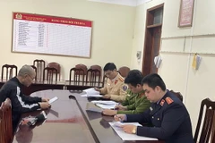 Tống đạt Quyết định khởi tố vụ án, khởi tố bị can đối với Đỗ Đình Tám. (Nguồn: Cục Cảnh sát giao thông)