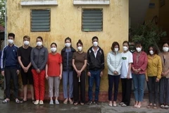 Các đối tượng bị bắt trong đường dây đánh bạc và tổ chức đánh bạc. (Ảnh: TTXVN phát)