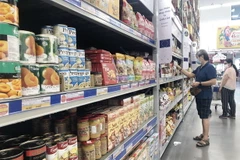 Người tiêu dùng Thành phố Hồ Chí Minh có xu hướng mua sắm tiết kiệm và tập trung nhóm hàng hóa phục vụ bữa ăn hàng ngày. (Ảnh: Mỹ Phương/TTXVN)