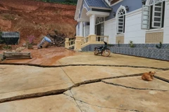 Một nhà dân bị ảnh hưởng nghiêm trọng bởi tình trạng sụt lún, sạt trượt đất và đã được di dời đến nơi an toàn. (Ảnh: TTXVN phát)