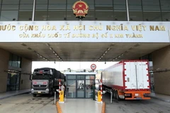 Xe chở quả tươi tại Cửa khẩu quốc tế đường bộ số II Kim Thành xuất khẩu sang Trung Quốc. (Ảnh: Quốc Khánh/TTXVN)