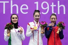 Võ sỹ Dương Thúy Vi (phải) giành huy chương Đồng ở môn Wushu trong ngày thi đấu 27/9 tại ASIAD 19 ở Hàng Châu, Trung Quốc. (Ảnh: THX/TTXVN)