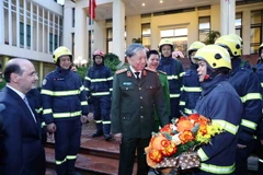 Đại tướng Tô Lâm, Bộ trưởng Bộ Công an thăm hỏi và động viên cán bộ, chiến sỹ Đoàn công tác Bộ Công an đi cứu nạn, cứu hộ tại Thổ Nhĩ Kỳ. (Ảnh: Phạm Kiên/TTXVN)