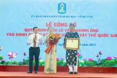 Lãnh đạo UBND thành phố Vũng Tàu và Ban Quản lý Di tích Đình thần Thắng Tam tiếp nhận Quyết định. (Ảnh: Đoàn Mạnh Dương/TTXVN)