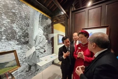 Tiến sỹ Amandine Dabat (hậu duệ đời thứ 5 của vua Hàm Nghi - áo dài đỏ) cùng lãnh đạo tỉnh Thừa Thiên-Huế tham quan không gian trưng bày. (Ảnh: Mai Trang/TTXVN)