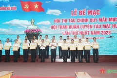 Thủ trưởng Bộ tư lệnh Hải quân trao giải Nhất cho các tàu. (Nguồn: báo Quân đội Nhân dân)