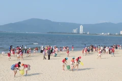 Đại diện Sở Du lịch cùng các đơn vị và các em nhỏ thả chim bồ câu khai mạc chương trình Khai trương mùa du lịch biển Đà Nẵng 2023. (Nguồn: Báo Đà Nẵng)