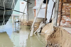 Hiện trường vụ sạt lở tại xã Tân Long, huyện Phụng Hiệp, tỉnh Hậu Giang, sáng 26/5. (Ảnh: TTXVN phát)