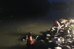 Cán bộ Phòng Cảnh sát phòng cháy, chữa cháy và cứu nạn, cứu hộ thuộc Công an tỉnh Bắc Giang tìm kiếm nạn nhân đuối nước ở huyện Tân Yên vào tối 5/6. (Nguồn: báo Bắc Giang)