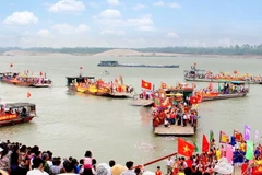 Nghi lễ rước nước tại Lễ hội Chử Đồng Tử-Tiên Dung. (Nguồn: Báo Hưng Yên)