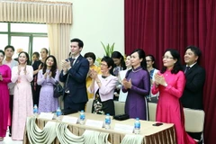 Phu nhân Chủ tịch nước Phan Thị Thanh Tâm và Phu nhân Toàn quyền Australia Linda Hurley thăm lớp học hát Hợp xướng. (Ảnh: Phạm Kiên/TTXVN)