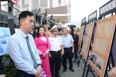 Khách tham quan triển lãm. (Ảnh: Văn Dũng/TTXVN)
