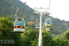 Khách du lịch đến tham quan, hành hương tại khu du lịch núi Bà Đen ở Tây Ninh. (Ảnh: Thanh Tân/TTXVN)