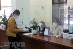 Người lao động làm các thủ tục để hưởng chế độ bảo hiểm xã hội. (Ảnh minh họa. Nguyễn Chinh/TTXVN)