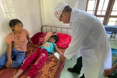 Quảng Trị: Ăn nấm độc, 2 bé may mắn được quân y biên phòng cứu sống