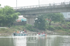 Đội cứu hộ cứu nạn 116 Thái Bình tìm thi thể nạn nhân. (Nguồn: Báo Thái Bình)