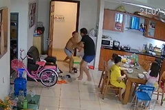 Trong lúc đang cho các con ăn sáng, anh L. bị đối tượng xông vào hành hung. (Nguồn: Ảnh cắt từ Clip)