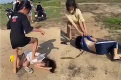 Hai nữ sinh Trường THCS Hưng Bình, phường Long Thạnh Mỹ, thành phố Thủ Đức bị ba nữ sinh khác đánh hội đồng, xé áo. (Nguồn: Cắt từ video)