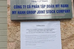 Thông báo dán trước cửa trụ sở Công ty Cổ phần Tập đoàn Mỹ Hạnh. (Ảnh: Nguyễn Thắng/TTXVN)