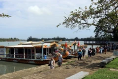 Trên sông Hương hiện có 130 phương tiện thuyền rồng du lịch, việc xây mới, nâng cấp các bến thuyền sẽ giúp du khách có sự trải nghiệm mới mẻ các điểm du lịch cộng đồng bằng đường thủy. (Ảnh: Đỗ Trưởng/TTXVN)