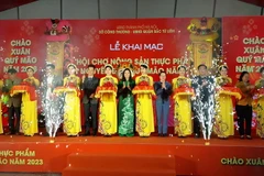 Cắt băng khai mạc Hội chợ nông sản thực phẩm Tết Nguyên đán Quý Mão 2023. (Nguồn: báo Hà Nội mới)