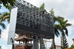 Công trình bảng quảng cáo “khủng” không phép nằm một phần trong khu vực bảo vệ 1 của di tích Tháp chuông Thành cổ Quảng Trị. (Ảnh: Nguyên Lý/TTXVN)