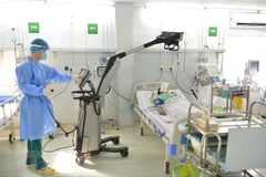 Diễn tập tình huống điều trị hồi sức cho các ca bệnh COVID-19 nặng. (Ảnh: Đinh Hằng/TTXVN)