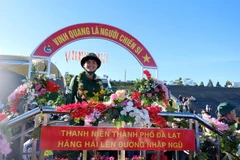 Các thanh niên trên địa bàn thành phố Đà Lạt hăng hái lên đường nhập ngũ trong sáng 8/2 vừa qua. (Ảnh: TTXVN phát)