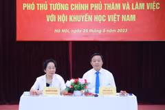 Phó Thủ tướng Trần Hồng Hà và Giáo sư-Tiến sỹ Nguyễn Thị Doan, Chủ tịch Hội Khuyến học Việt Nam chủ trì buổi làm việc. (Ảnh: Văn Điệp/TTXVN)