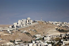 Hàng rào an ninh của Israel ngăn cách Đông Jerusalem (phía dưới) với làng Abu Dis của người Palestine ở Bờ Tây, ngày 3/6/2021. (Nguồn: AFP)