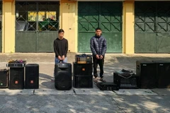 Các đối tượng bị bắt giữ cùng tang vật. (Ảnh: TTXVN phát)