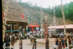 Bà con Cơtu vui trong ngày khánh thành Gươl mới của làng. (Nguồn: Cổng thông tin điện tử huyện Nam Giang)