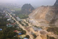 Hoạt động khai thác ở mỏ đá thuộc Công ty TNHH Một thành viên Phát Đạt, tại khu Lục Đồi, thị trấn Bo là quá gần khu dân cư và ngay bên tỉnh lộ 12C thị trấn Bo, Kim Bôi đi Ngã ba Xưa Lạc Sơn. (Ảnh: Trọng Đạt/TTXVN)