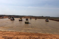 Máy móc thực hiện lu nền tại sân bay Long Thành. (Ảnh: TTXVN phát)