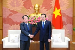 Phó Chủ tịch thường trực Quốc hội Trần Thanh Mẫn tiếp Tổng Thư ký Thượng viện Campuchia Oum Sarith. (Ảnh: Minh Đức/TTXVN)
