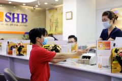 Giao dịch tại Ngân hàng Sài Gòn-Hà Nội. (Ảnh: Vietnam+)