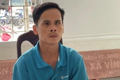 Đối tượng Trần Chí Hiếu tại cơ quan điều tra. (Ảnh: TTXVN phát)