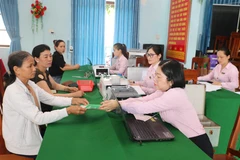 Người nghèo ở Phú Yên làm thủ tục, nhận vốn vay ngay tại điểm giao dịch xã. (Ảnh: Vietnam+)