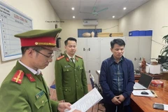 Cơ quan Cảnh sát điều tra Công an tỉnh Bắc Giang thực hiện các thủ tục tố tụng đối với bị can Hà Ngọc Tú. (Nguồn: báo Tuổi trẻ Thủ đô)