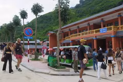 Đông đảo du khách trong và ngoài nước tham quan Công viên Địa chất toàn cầu Cao nguyên đá Đồng Văn, tỉnh Hà Giang. (Ảnh: Minh Tâm/TTXVN)