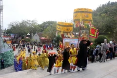 Nghi lễ rước Đức Ông và Thánh mẫu hoàn cung tại Lễ hội đền Cửa Ông tháng Hai năm Quý Mão. (Ảnh: Thanh Vân/TTXVN)