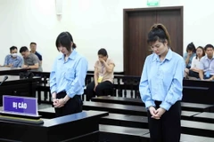 Hai bị cáo Nguyễn Thị An (phải) và Nguyễn Thị Lành tại phiên tòa xét xử. (Ảnh: Phạm Kiên/TTXVN)