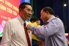 Ông Nguyễn Văn Út, Chủ tịch UBND tỉnh Long An trao Huân chương Lao động hạng Ba cho cá nhân vì có thành tích xuất sắc trong công tác từ năm 2017 đến năm 2022. (Ảnh: Thanh Bình/TTXVN)