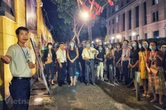 Thăm quan Nhà tù Hỏa Lò vào ban đêm là một trong những sản phẩm du lịch đêm nổi bật và thu hút đông du khách của Hà Nội. (Ảnh: Mai Mai/Vietnam+)