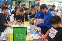 Hội Sách Thiếu nhi Thành phố Hồ Chí Minh lần 4 thu hút nhiều bạn nhỏ đến tham quan, chọn mua sách. (Ảnh: Thu Hoài/TTXVN)