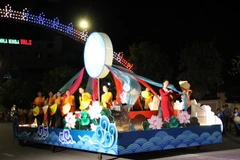 Các đoàn xe diễu hành trên tuyến phố đi bộ Hồ Tùng Mậu. (Ảnh: Văn Tý/TTXVN)