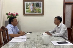 Ông Lê Huyền, Phó Chủ tịch UBND tỉnh Ninh Thuận phản hồi thông tin với phóng viên TTXVN về dự án Khu nghỉ dưỡng cao cấp Vĩnh Hy. (Ảnh: TTXVN phát)