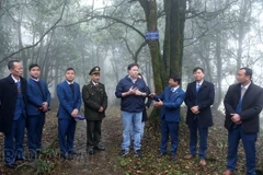 Đại sứ Hoa Kỳ tại Việt Nam Marc Knapper tham quan và trao đổi về công tác quản lý rừng và đa dạng sinh học. (Nguồn: báo Lào Cai)