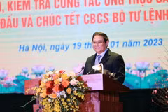 Thủ tướng Phạm Minh Chính chúc Tết cán bộ, chiến sỹ Bộ Tư lệnh Cảnh vệ. (Ảnh: Dương Giang/TTXVN)
